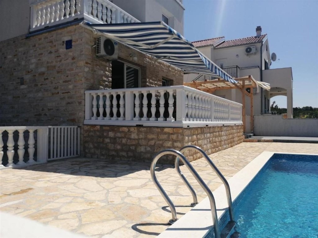 na-prodej-apartmanovy-dum-s-vyhledem-na-more-maslenica-chorvatsko