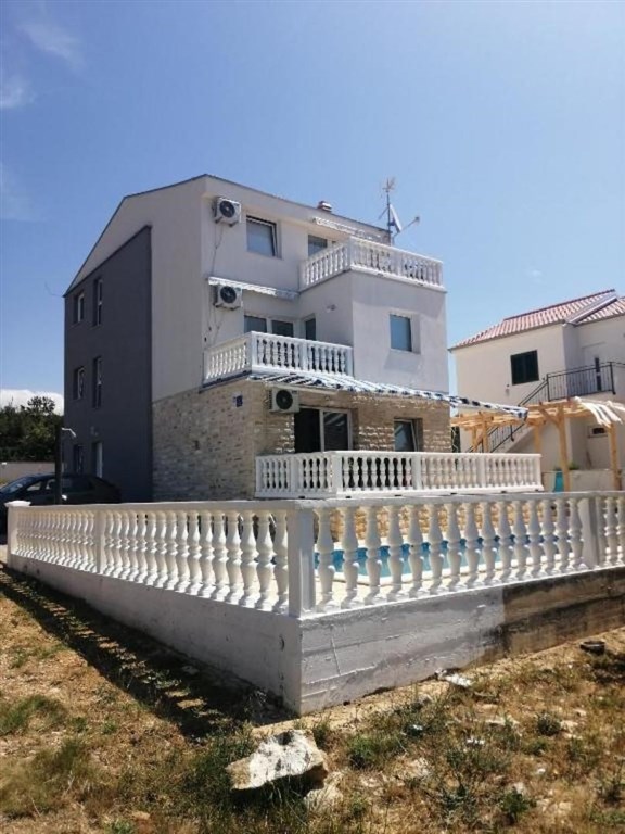 na-prodej-apartmanovy-dum-s-vyhledem-na-more-maslenica-chorvatsko