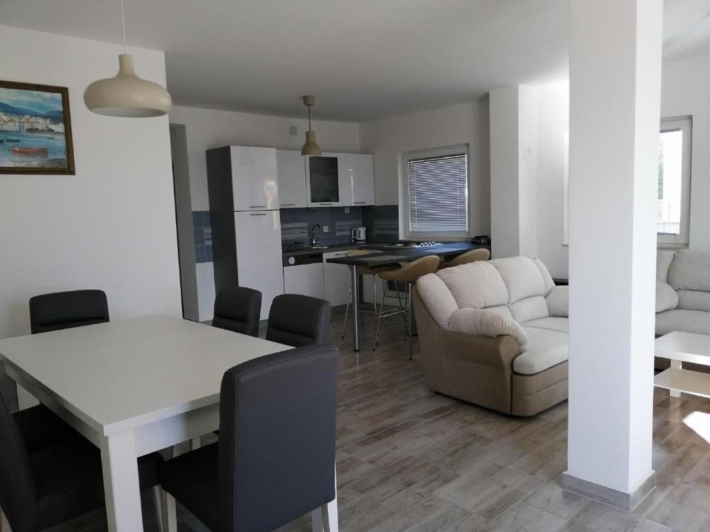 na-prodej-apartmanovy-dum-s-vyhledem-na-more-maslenica-chorvatsko