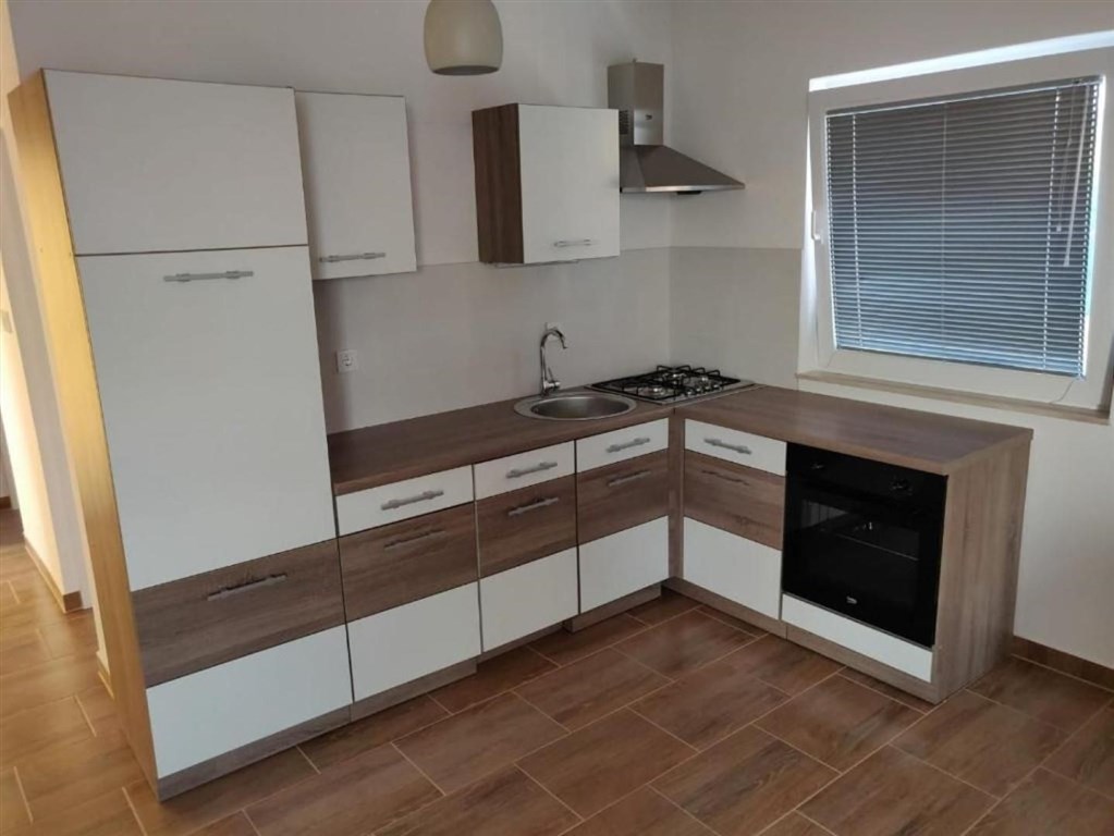 na-prodej-apartmanovy-dum-s-vyhledem-na-more-maslenica-chorvatsko