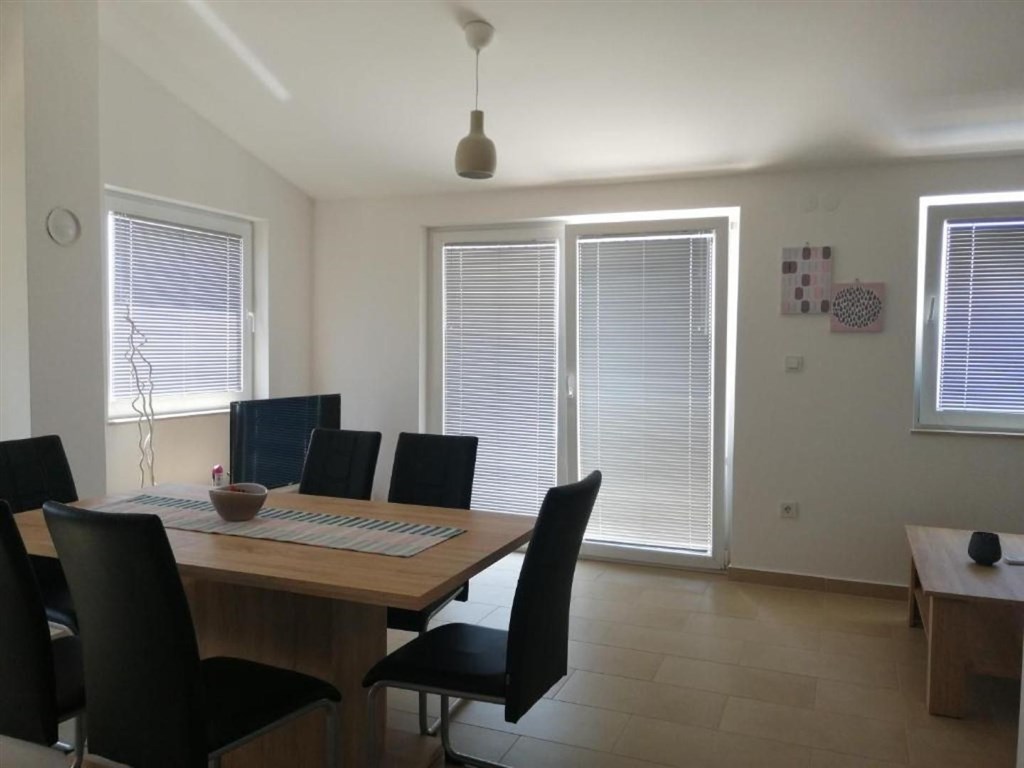 na-prodej-apartmanovy-dum-s-vyhledem-na-more-maslenica-chorvatsko
