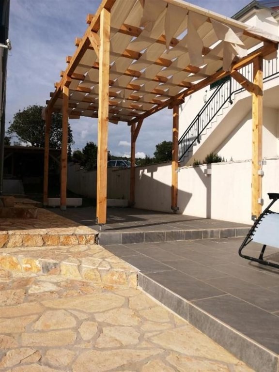 na-prodej-apartmanovy-dum-s-vyhledem-na-more-maslenica-chorvatsko