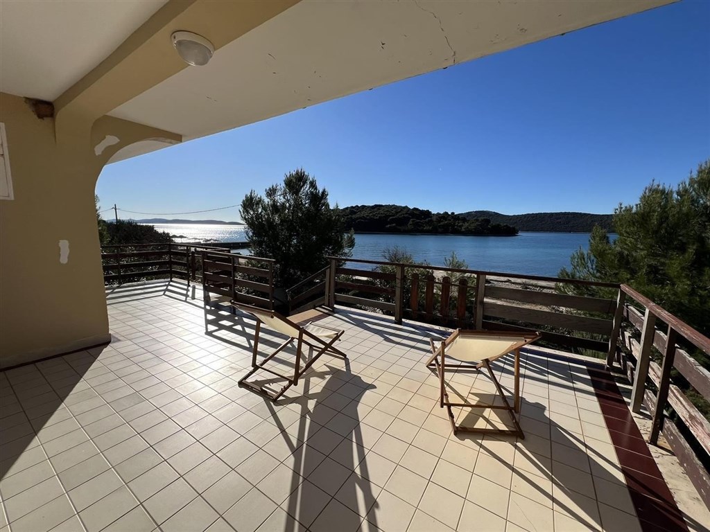 na-prodej-dum-v-klidne-oblasti-v-1-rade-od-more-brgulje-chorvatsko