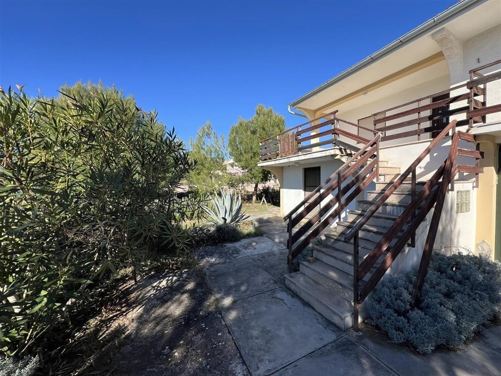 na-prodej-dum-v-klidne-oblasti-v-1-rade-od-more-brgulje-chorvatsko