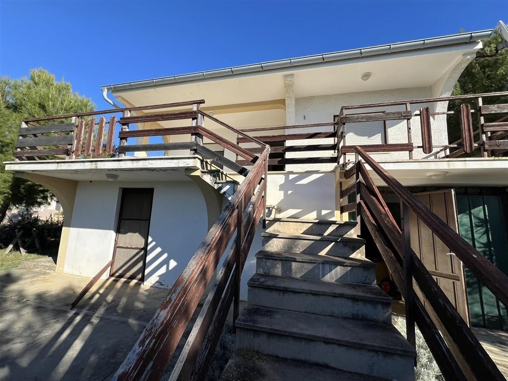 na-prodej-dum-v-klidne-oblasti-v-1-rade-od-more-brgulje-chorvatsko