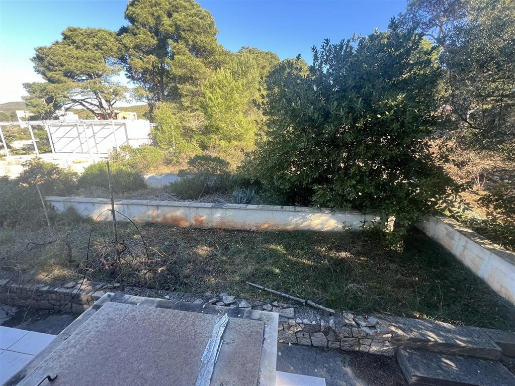 na-prodej-dum-v-klidne-oblasti-v-1-rade-od-more-brgulje-chorvatsko