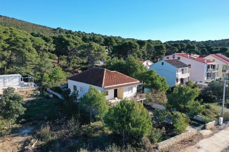 na-prodej-dum-v-klidne-oblasti-v-1-rade-od-more-brgulje-chorvatsko