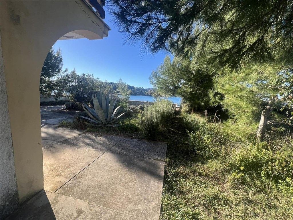 na-prodej-dum-v-klidne-oblasti-v-1-rade-od-more-brgulje-chorvatsko