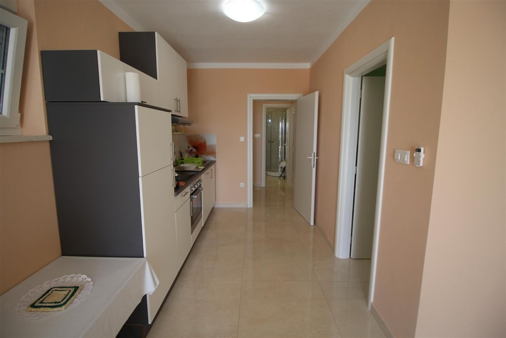 luxusni-dum-se-zahradou-a-vyhledem-na-more-tribunj-chorvatsko