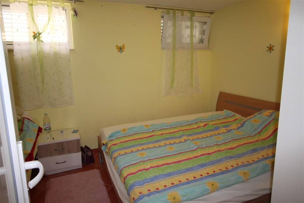 luxusni-dum-se-zahradou-a-vyhledem-na-more-tribunj-chorvatsko