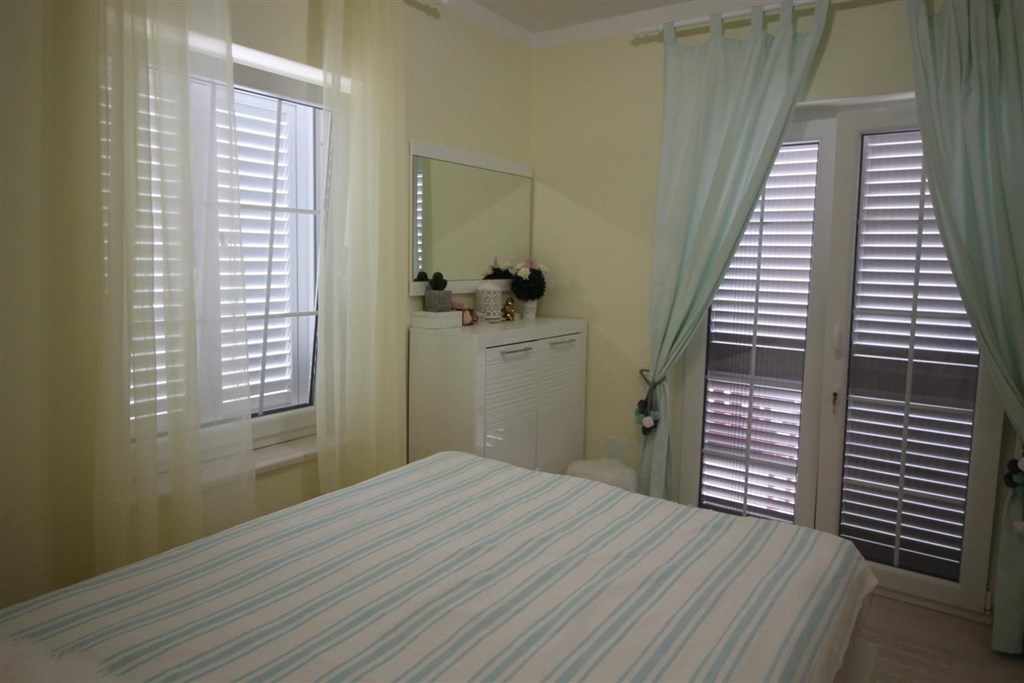 luxusni-dum-se-zahradou-a-vyhledem-na-more-tribunj-chorvatsko