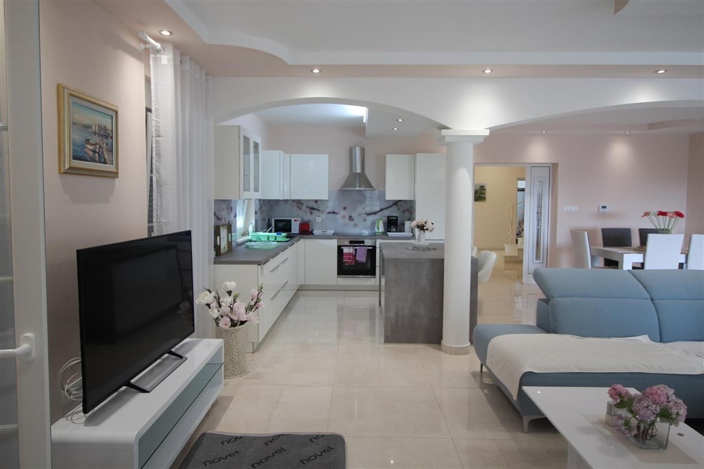 luxusni-dum-se-zahradou-a-vyhledem-na-more-tribunj-chorvatsko