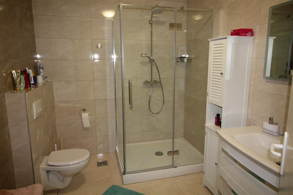 luxusni-dum-se-zahradou-a-vyhledem-na-more-tribunj-chorvatsko