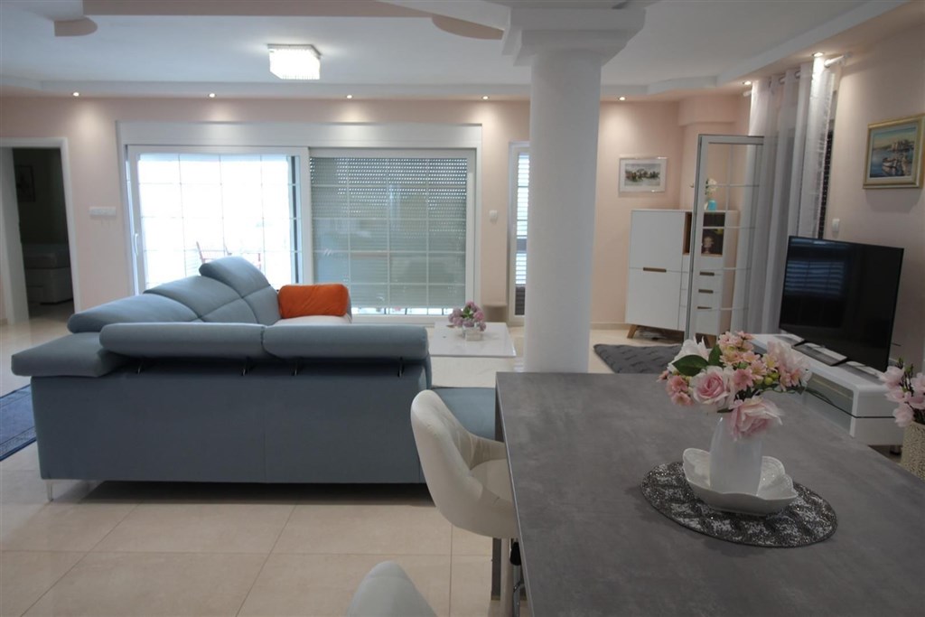 luxusni-dum-se-zahradou-a-vyhledem-na-more-tribunj-chorvatsko