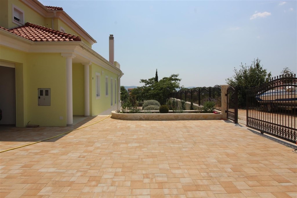 luxusni-dum-se-zahradou-a-vyhledem-na-more-tribunj-chorvatsko