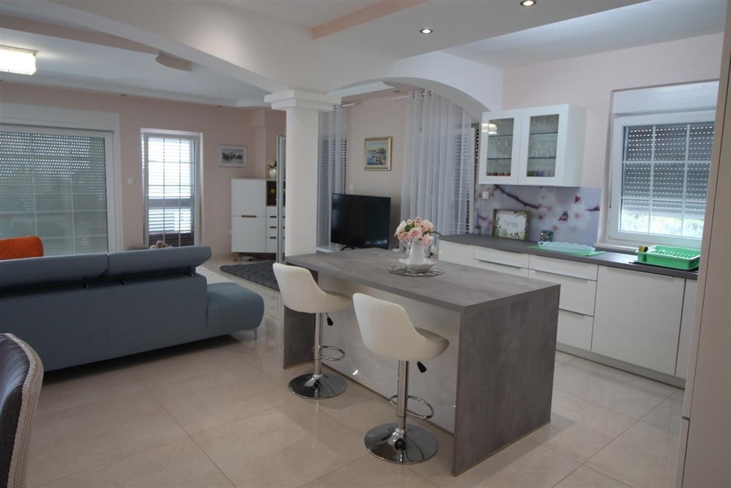 luxusni-dum-se-zahradou-a-vyhledem-na-more-tribunj-chorvatsko