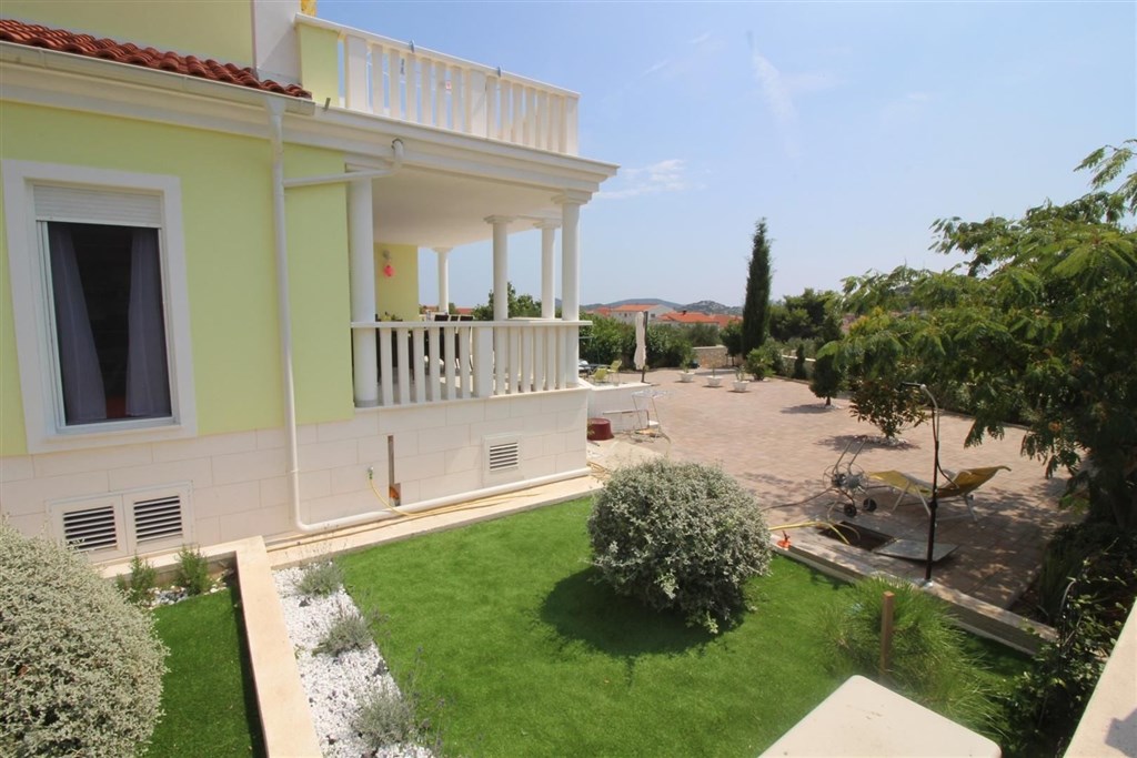 luxusni-dum-se-zahradou-a-vyhledem-na-more-tribunj-chorvatsko