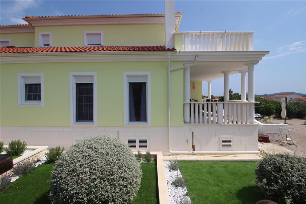 luxusni-dum-se-zahradou-a-vyhledem-na-more-tribunj-chorvatsko