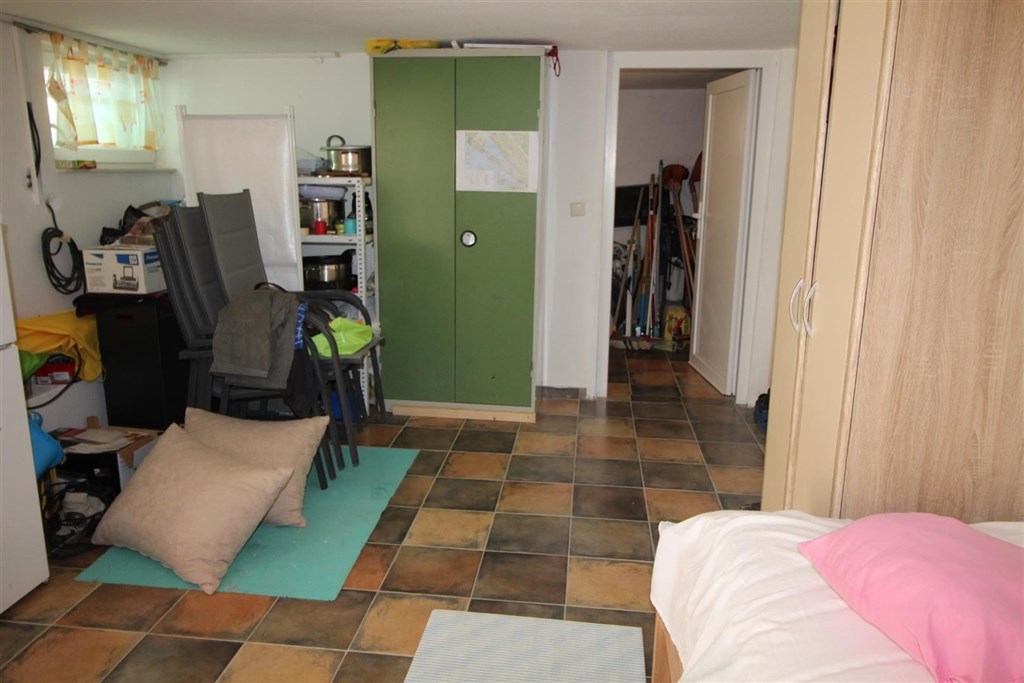 luxusni-dum-se-zahradou-a-vyhledem-na-more-tribunj-chorvatsko