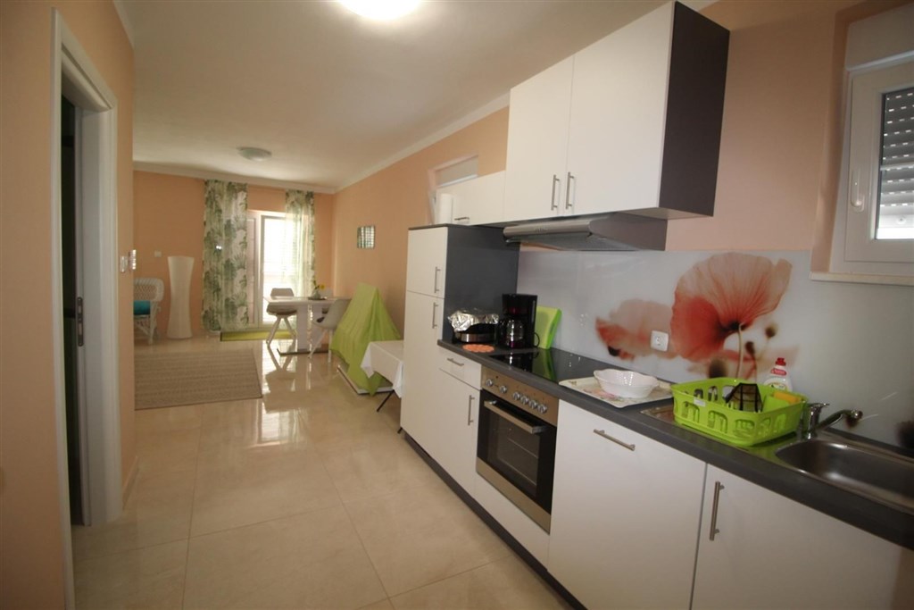 luxusni-dum-se-zahradou-a-vyhledem-na-more-tribunj-chorvatsko