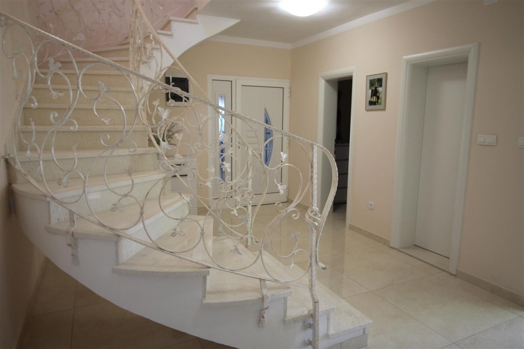 luxusni-dum-se-zahradou-a-vyhledem-na-more-tribunj-chorvatsko