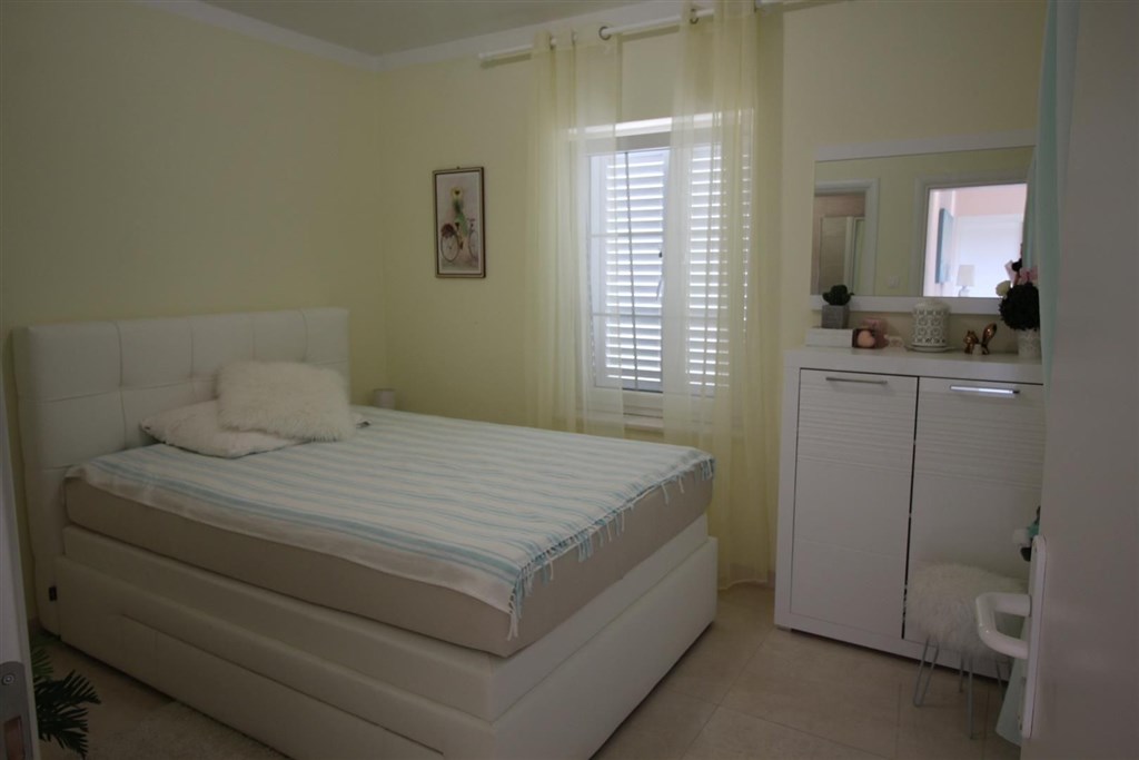 luxusni-dum-se-zahradou-a-vyhledem-na-more-tribunj-chorvatsko