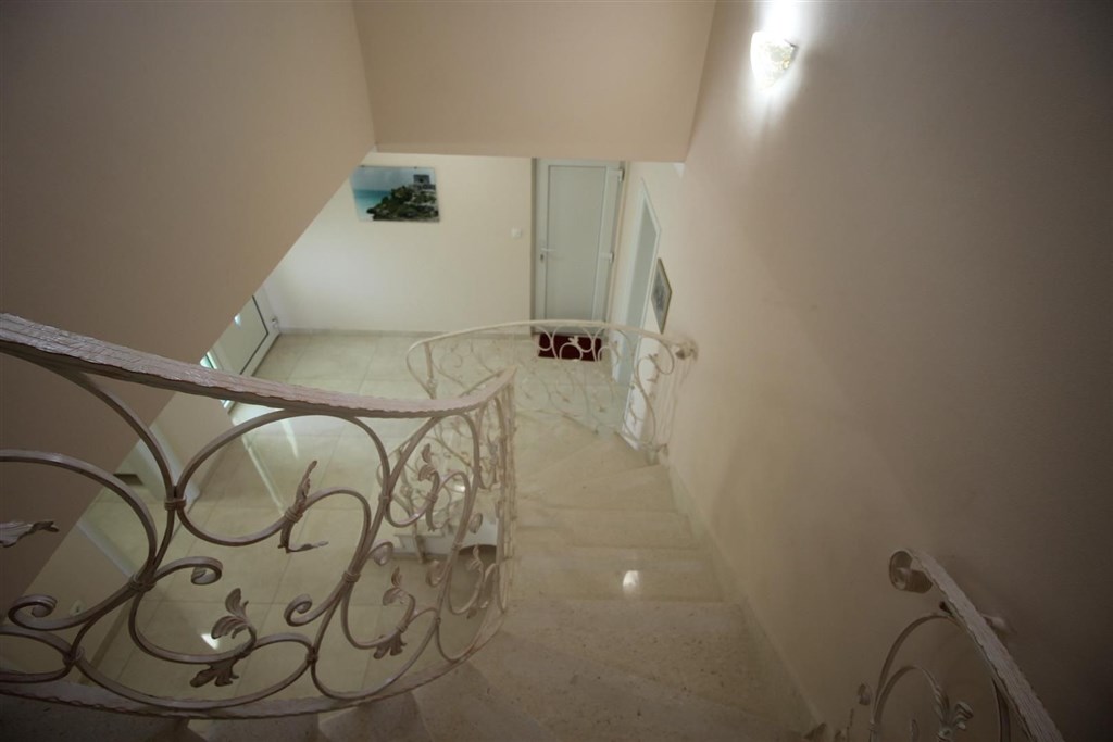 luxusni-dum-se-zahradou-a-vyhledem-na-more-tribunj-chorvatsko