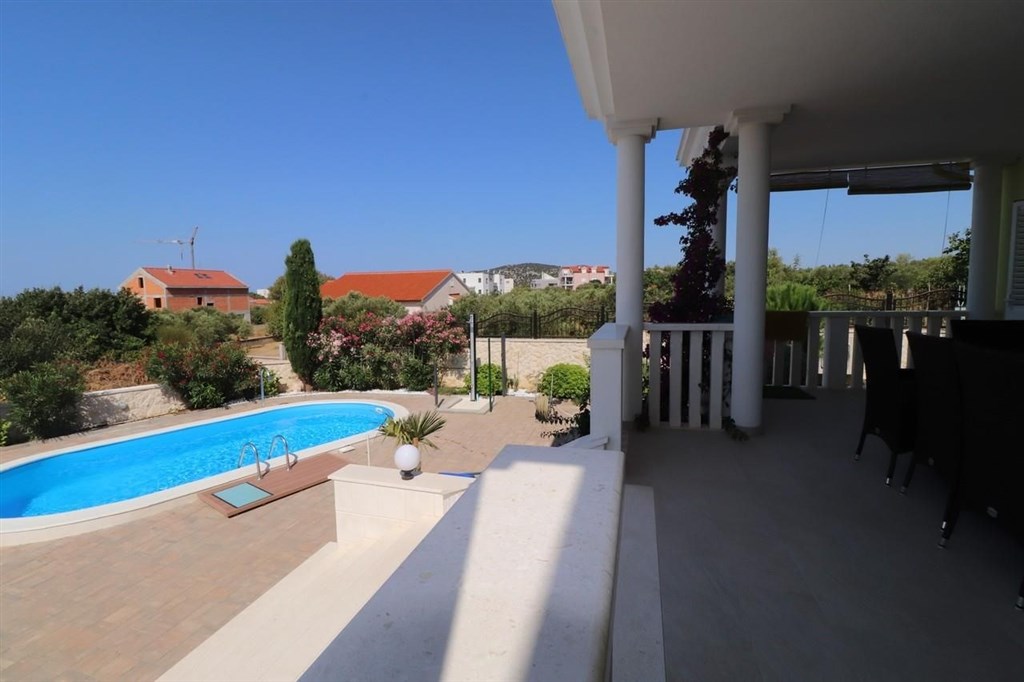 luxusni-dum-se-zahradou-a-vyhledem-na-more-tribunj-chorvatsko