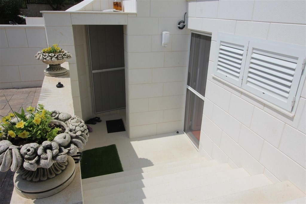 luxusni-dum-se-zahradou-a-vyhledem-na-more-tribunj-chorvatsko