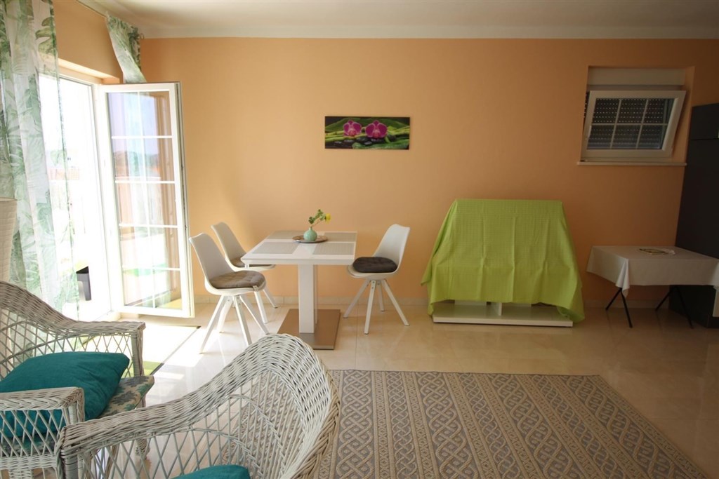 luxusni-dum-se-zahradou-a-vyhledem-na-more-tribunj-chorvatsko