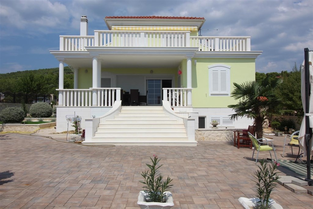 luxusni-dum-se-zahradou-a-vyhledem-na-more-tribunj-chorvatsko