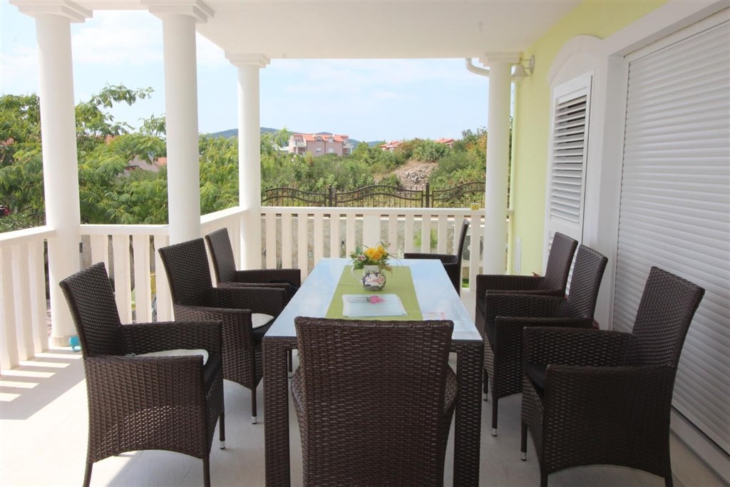 luxusni-dum-se-zahradou-a-vyhledem-na-more-tribunj-chorvatsko