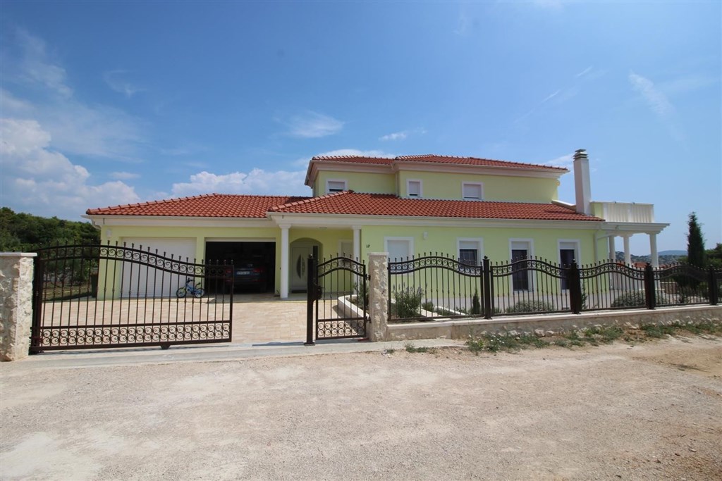 luxusni-dum-se-zahradou-a-vyhledem-na-more-tribunj-chorvatsko