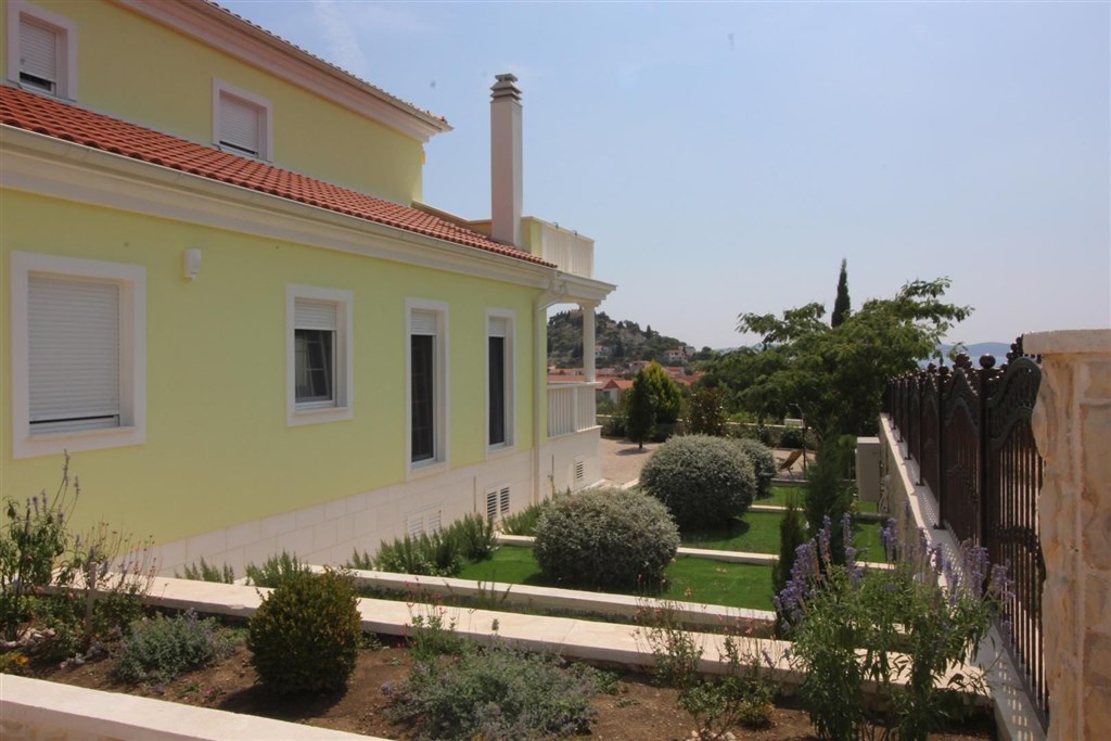 luxusni-dum-se-zahradou-a-vyhledem-na-more-tribunj-chorvatsko