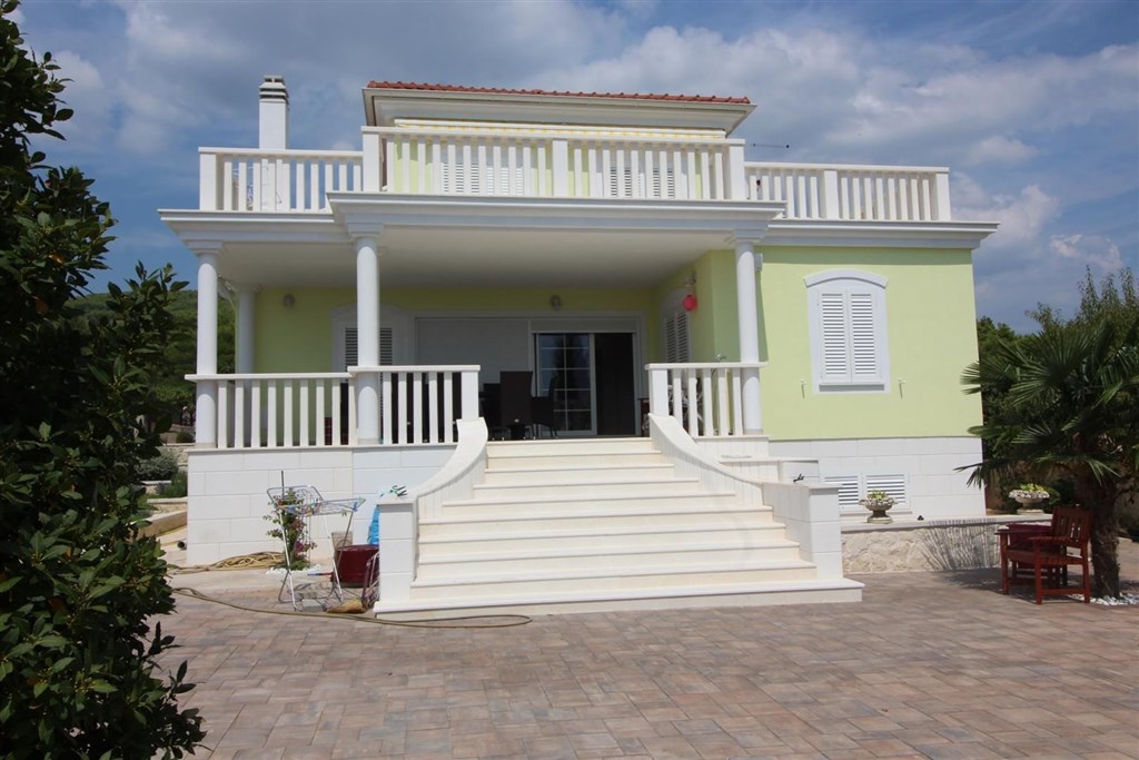 luxusni-dum-se-zahradou-a-vyhledem-na-more-tribunj-chorvatsko