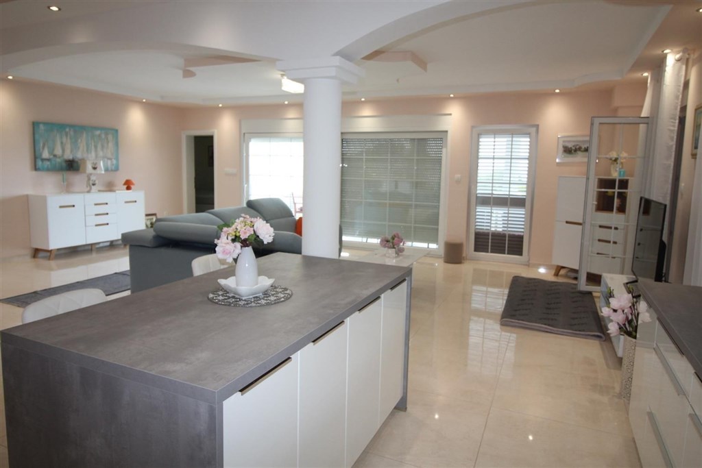 luxusni-dum-se-zahradou-a-vyhledem-na-more-tribunj-chorvatsko