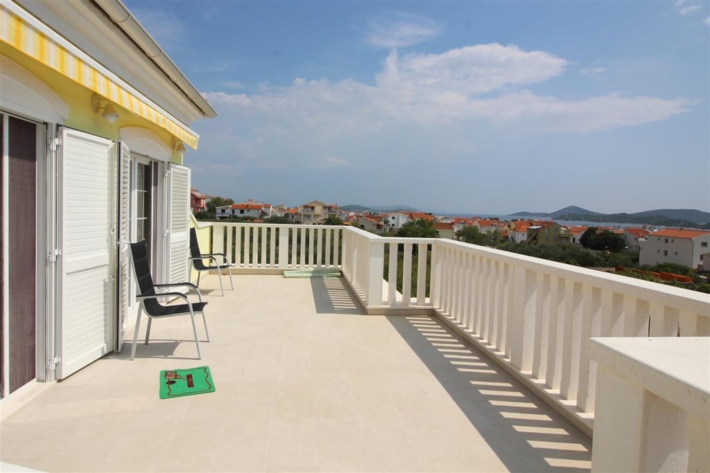 luxusni-dum-se-zahradou-a-vyhledem-na-more-tribunj-chorvatsko