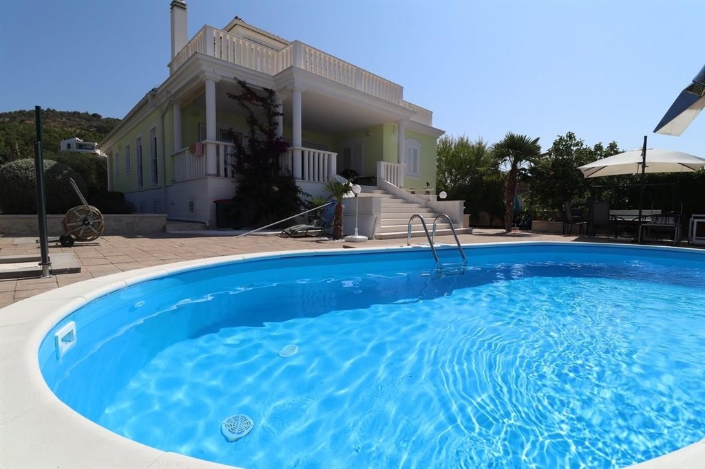 luxusni-dum-se-zahradou-a-vyhledem-na-more-tribunj-chorvatsko