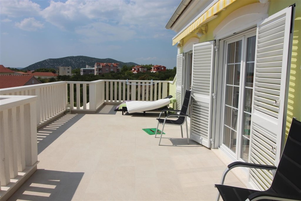 luxusni-dum-se-zahradou-a-vyhledem-na-more-tribunj-chorvatsko