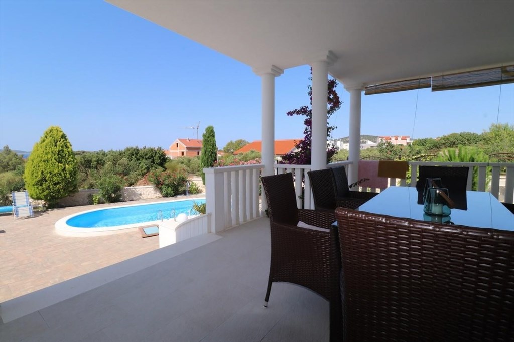 luxusni-dum-se-zahradou-a-vyhledem-na-more-tribunj-chorvatsko