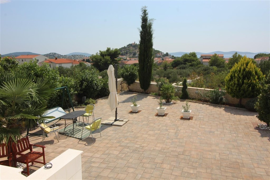 luxusni-dum-se-zahradou-a-vyhledem-na-more-tribunj-chorvatsko