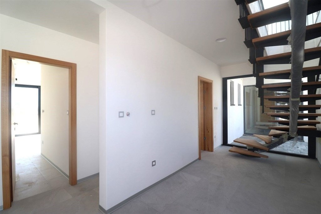 na-prodej-novy-dum-s-bazenem-a-dilcim-vyhledem-na-more-vodice-chorvatsko