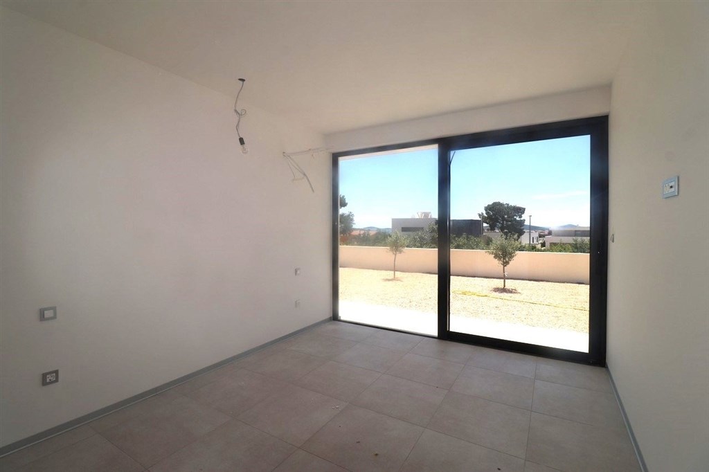 na-prodej-novy-dum-s-bazenem-a-dilcim-vyhledem-na-more-vodice-chorvatsko