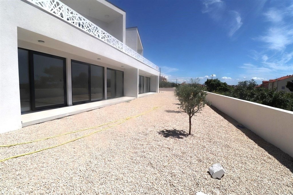 na-prodej-novy-dum-s-bazenem-a-dilcim-vyhledem-na-more-vodice-chorvatsko