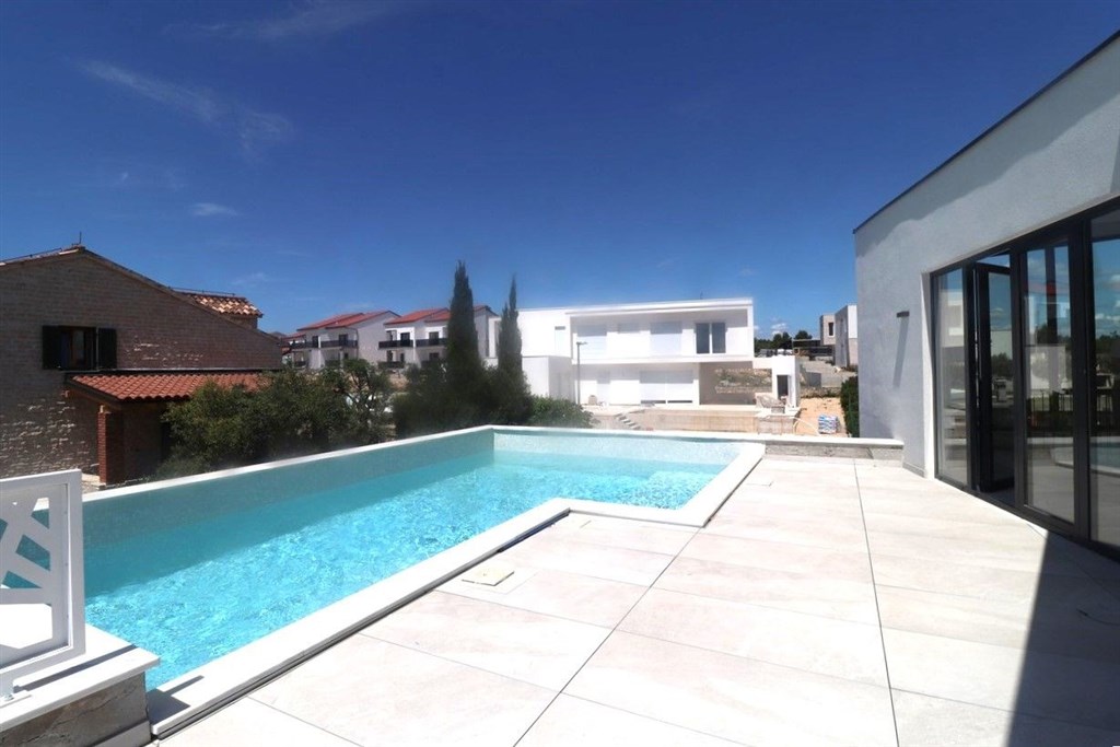 na-prodej-novy-dum-s-bazenem-a-dilcim-vyhledem-na-more-vodice-chorvatsko