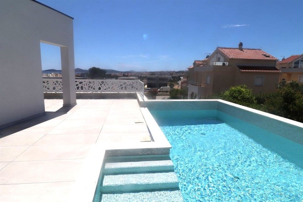 na-prodej-novy-dum-s-bazenem-a-dilcim-vyhledem-na-more-vodice-chorvatsko