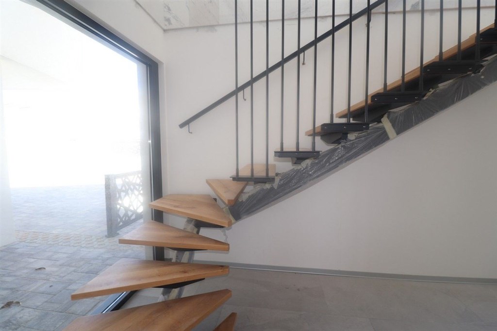 na-prodej-novy-dum-s-bazenem-a-dilcim-vyhledem-na-more-vodice-chorvatsko