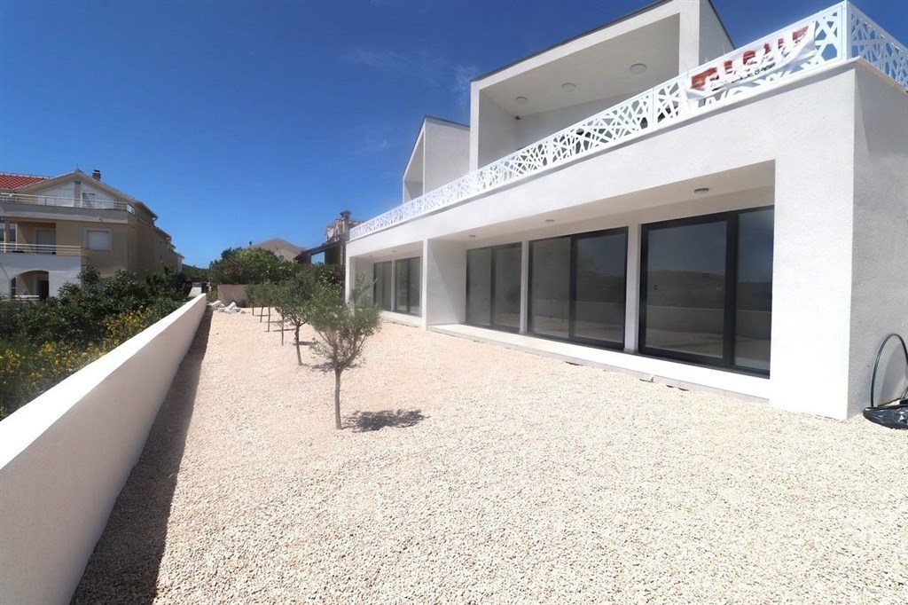 na-prodej-novy-dum-s-bazenem-a-dilcim-vyhledem-na-more-vodice-chorvatsko