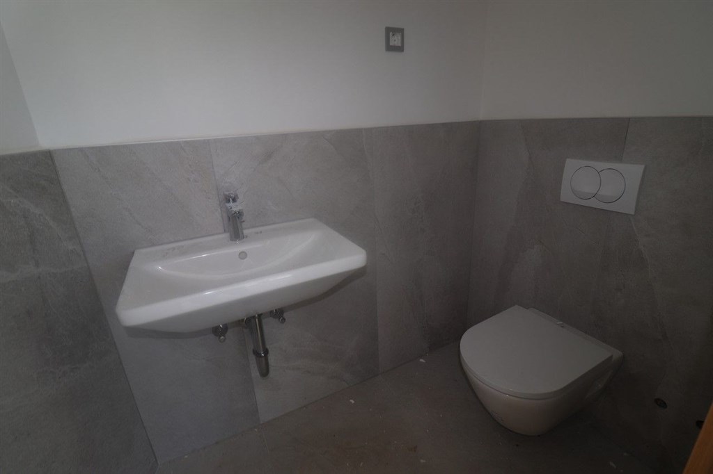 na-prodej-novy-dum-s-bazenem-a-dilcim-vyhledem-na-more-vodice-chorvatsko