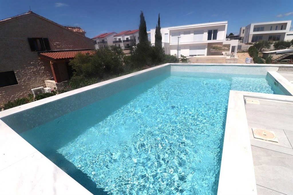 na-prodej-novy-dum-s-bazenem-a-dilcim-vyhledem-na-more-vodice-chorvatsko